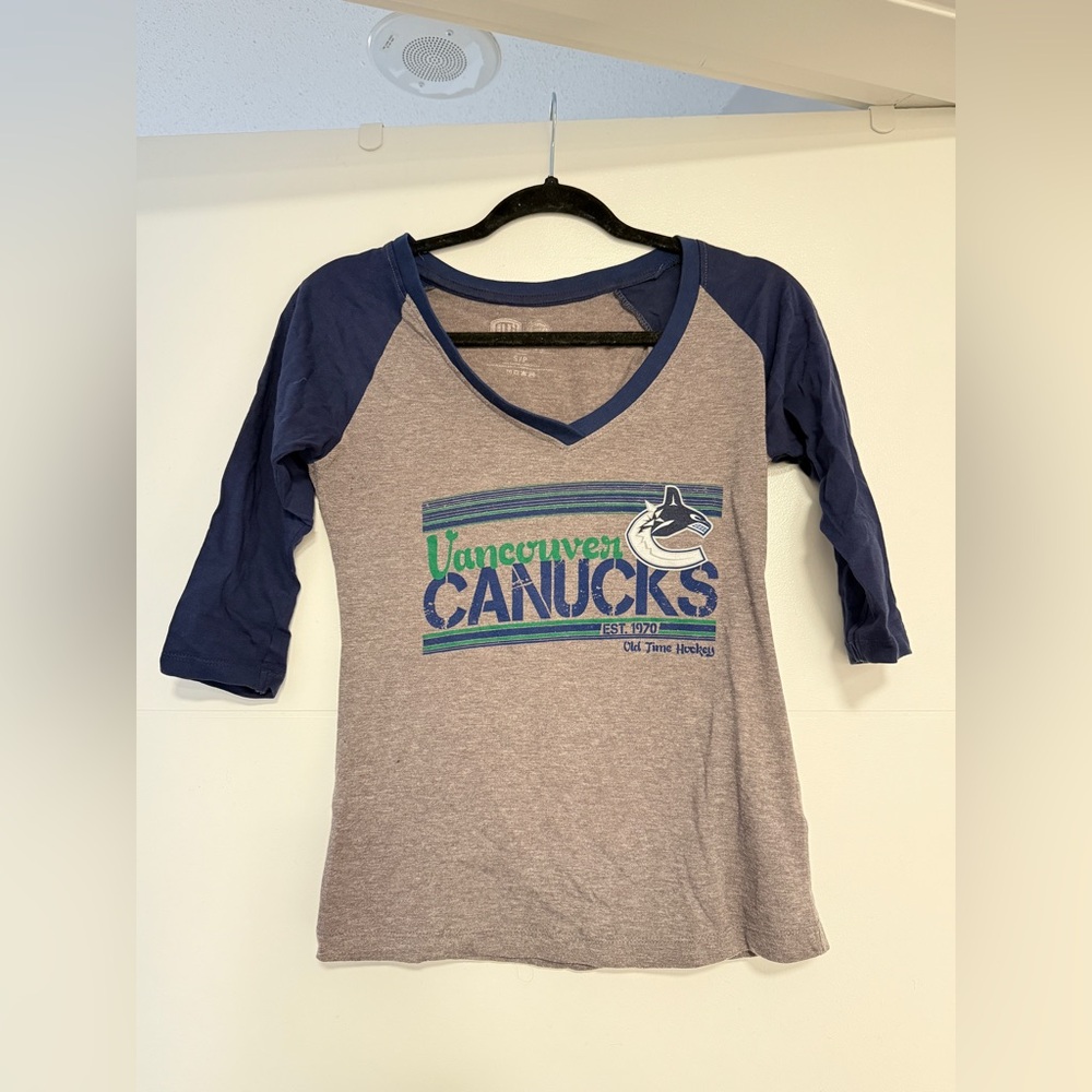🩵 Vancouver Canucks Raglan V-Neck 3/4 Sleeve Tee Size S